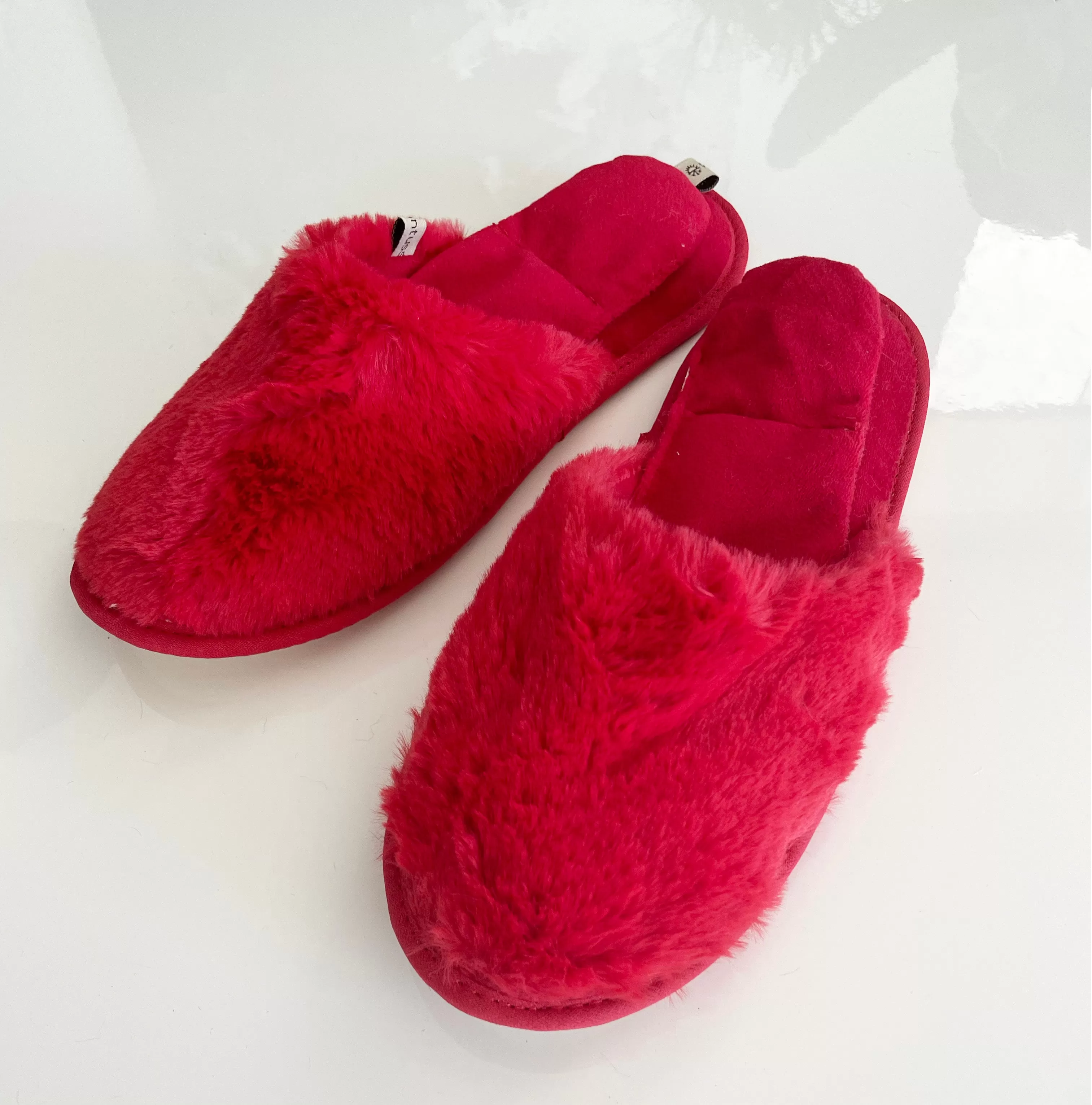 SLIPPERS SLIDE ON