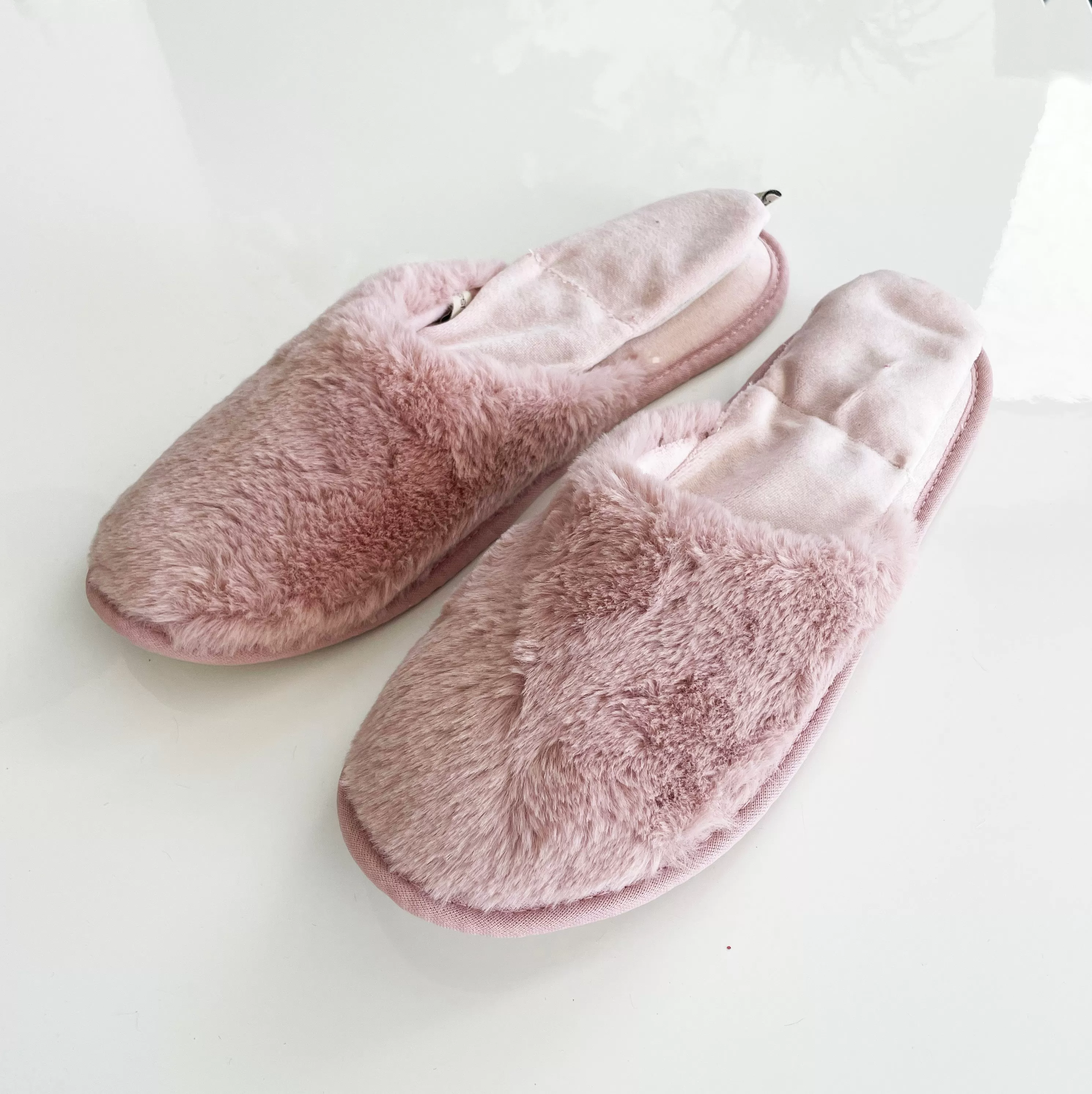 SLIPPERS SLIDE ON